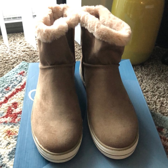 Mountain sole taupe boots size 9.  Fur lined new - Picture 1 of 6